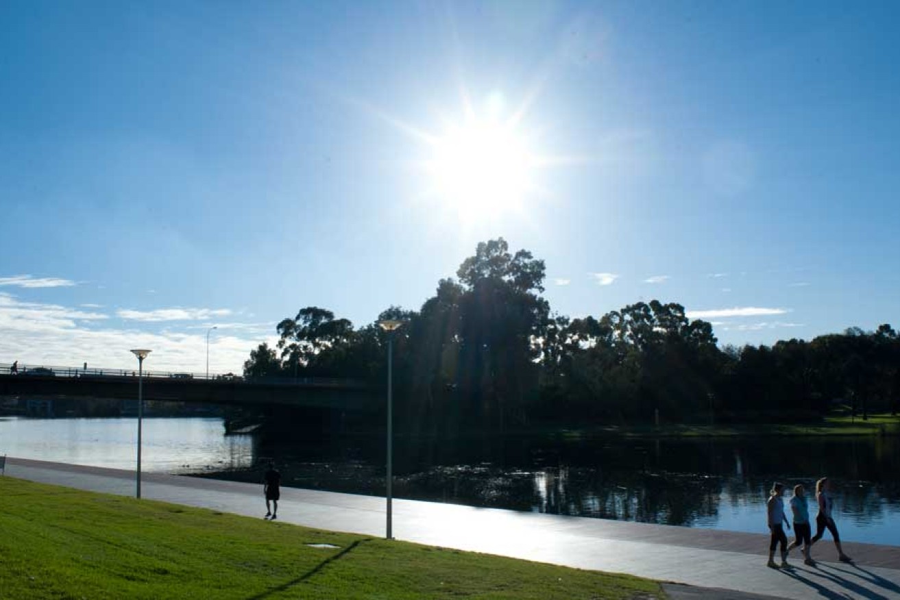 The sun sinking into the west over the River Torrens. Photo: Nat Rogers/InDaily