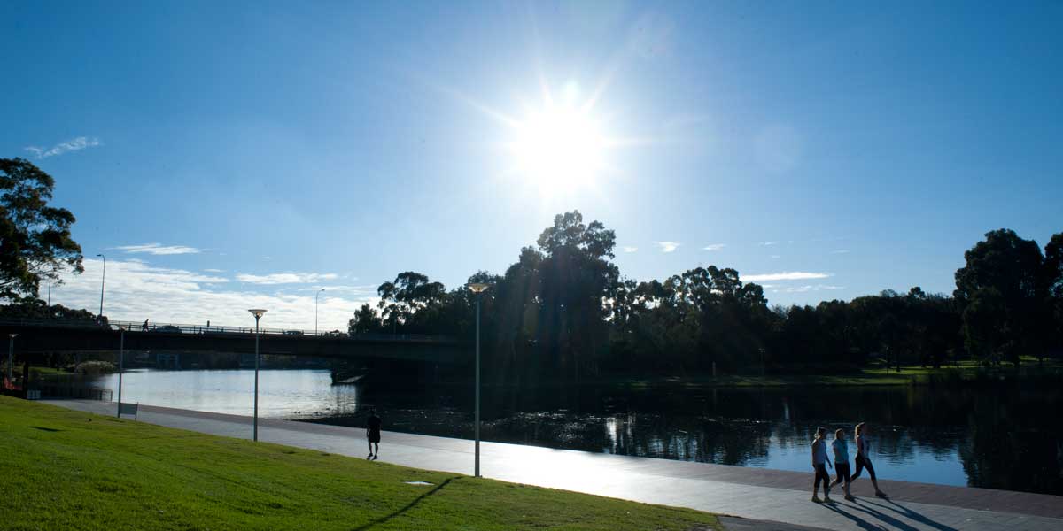 The sun sinking into the west over the River Torrens. Photo: Nat Rogers/InDaily
