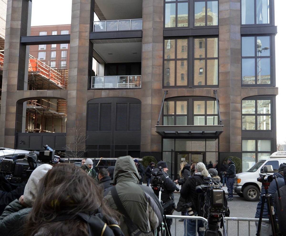 Media gather outside L'Wren Scott's Manhattan apartment building. AFP Photo