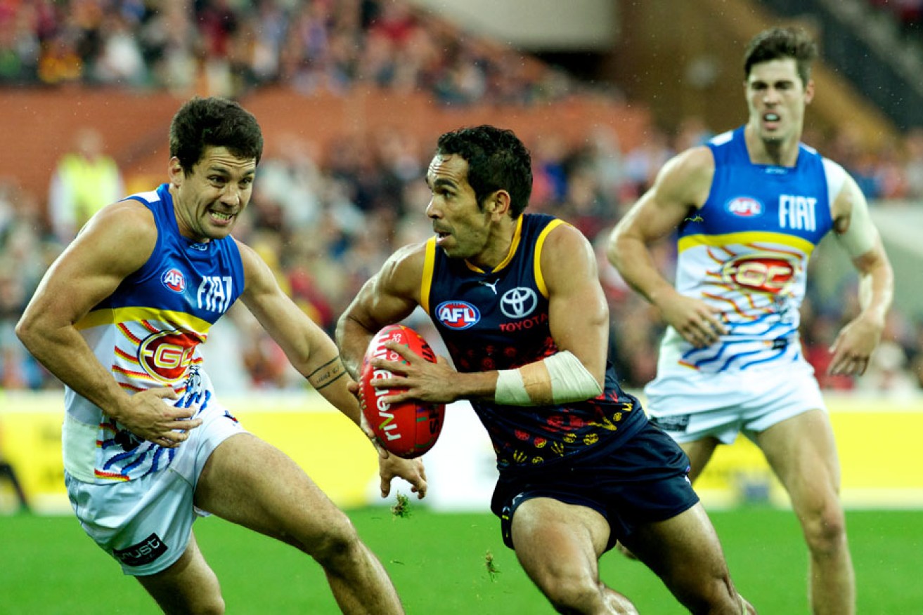 Crows forward Eddie Betts scoots past an opponent. Photo: Michael Errey