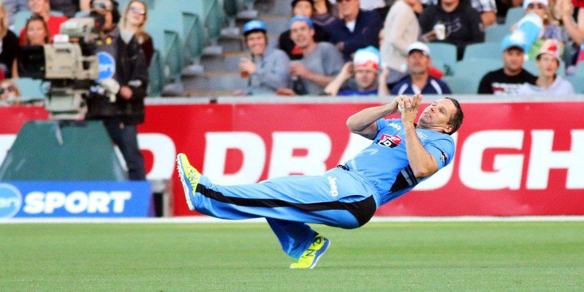 The Strikers' Brad Hodge takes a catch to dismiss Cameron White. Photo: Peter Argent