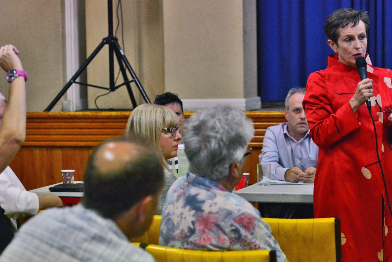 Prof. Keefe addresses last night's community meeting watched on by SASMOA representatives. Photo - Fernando M. Gonçalves