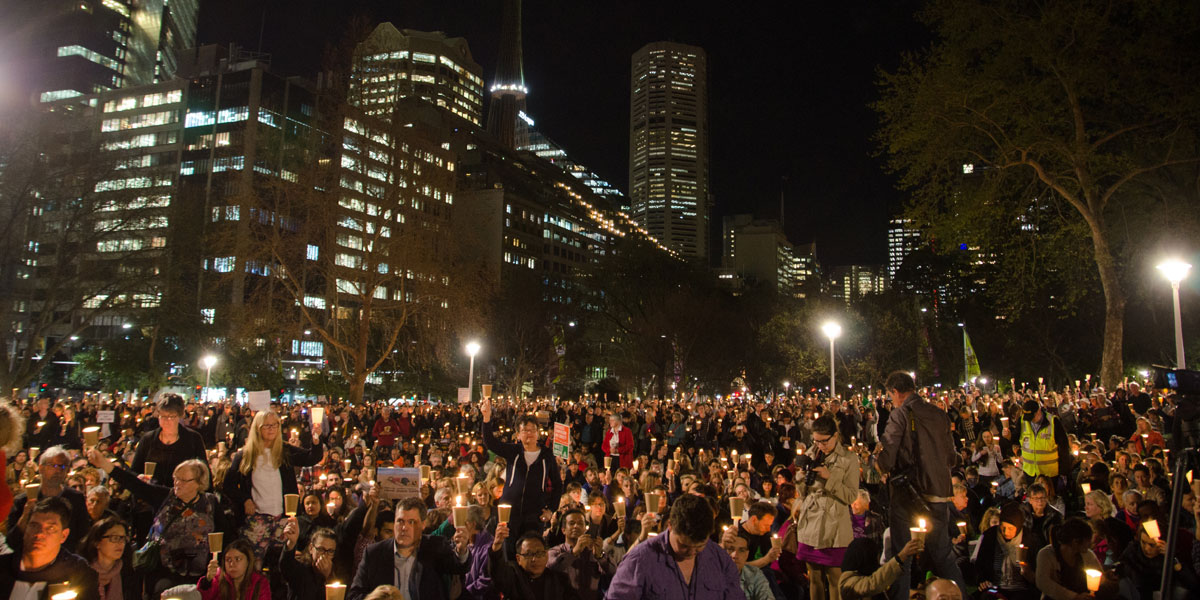 About 10,000 people turned out in Hyde Park in Sydney in a vigil to Aylan Kurdi and other refugees. Image: AAP/NEWZULU/MITCHELL BURKE)