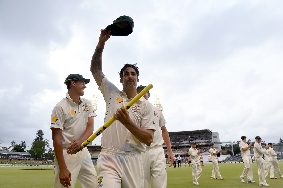Australian cricketer Mitchell Johnson is farewelled as he leaves the field at stumps on day 5 of the second Trans-Tasman Test match between Australia and New Zealand at the WACA ground in Perth , Tuesday, Nov. 17, 2015.Johnson announced he will retire from International cricket today.  (AAP Image/Dave Hunt) NO ARCHIVING, EDITORIAL USE ONLY, IMAGES TO BE USED FOR NEWS REPORTING PURPOSES ONLY, NO COMMERCIAL USE WHATSOEVER, NO USE IN BOOKS WITHOUT PRIOR WRITTEN CONSENT FROM AAP