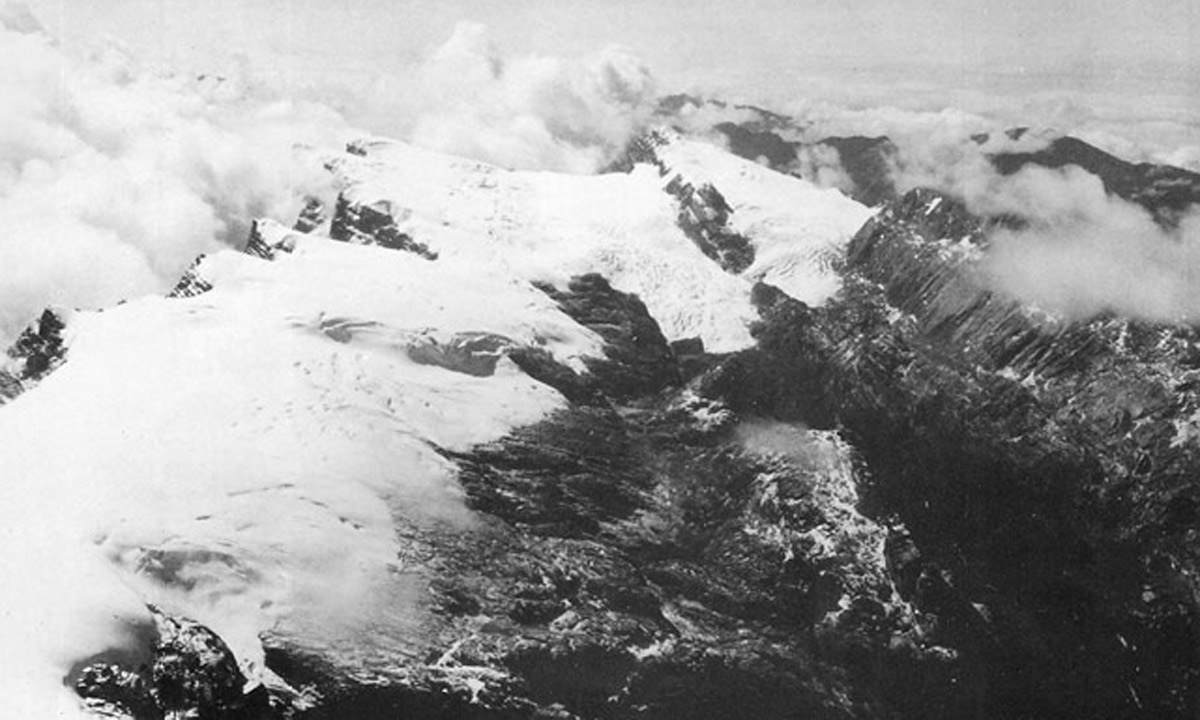 The Carstensz icecap in 1936.