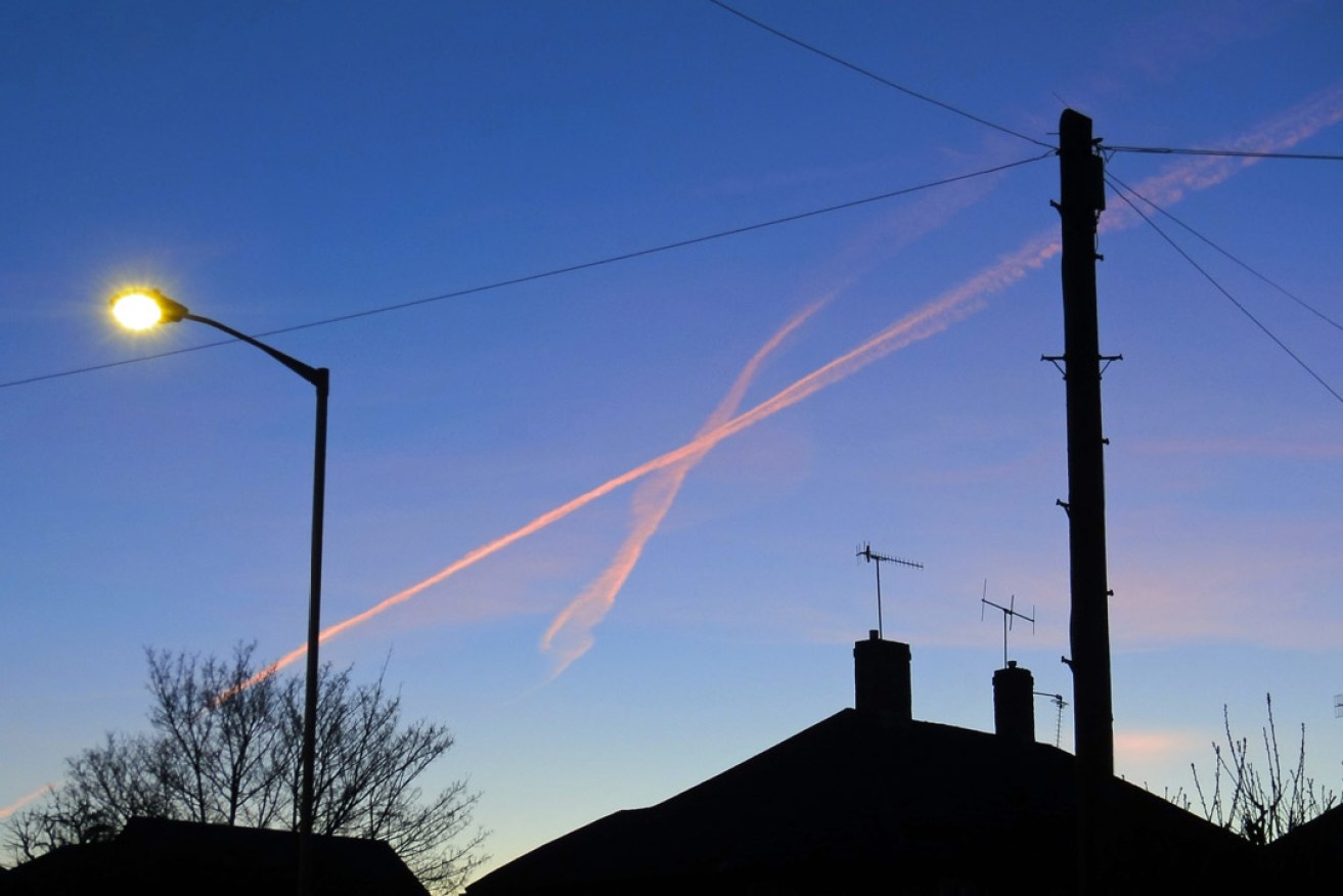 Streaks in the sky. Photo: Gareth Williams / flickr