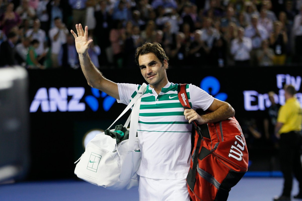 epa05131333 Roger Federer of Switzerland waves after the semi final match against Novak Djokovic of Serbia at the Australian Open tennis tournament in Melbourne, Australia, 28 January 2016. EPA/MADE NAGI