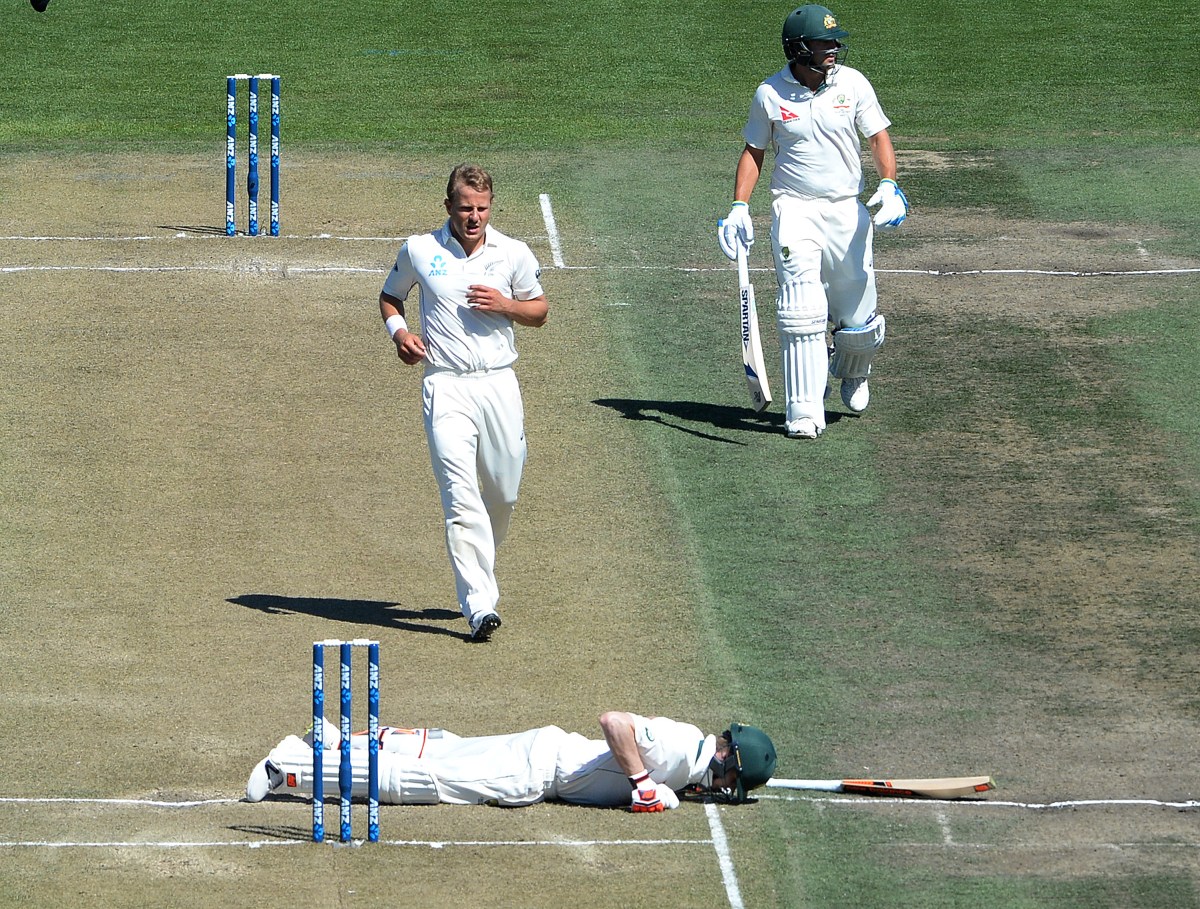 Australian captain Steve Smith lays motionless on the ground after being hit in the head by a ball bowled by New Zealand's Neil Wagner (left) on day 2 of the second Test Match between Australia and New Zealand at the Hagley Oval in Christchurch,  Sundday, Feb. 21, 2016. (AAP Image/Dave Hunt) NO ARCHIVING, EDITORIAL USE ONLY, IMAGES TO BE USED FOR NEWS REPORTING PURPOSES ONLY, NO COMMERCIAL USE WHATSOEVER, NO USE IN BOOKS WITHOUT PRIOR WRITTEN CONSENT FROM AAP