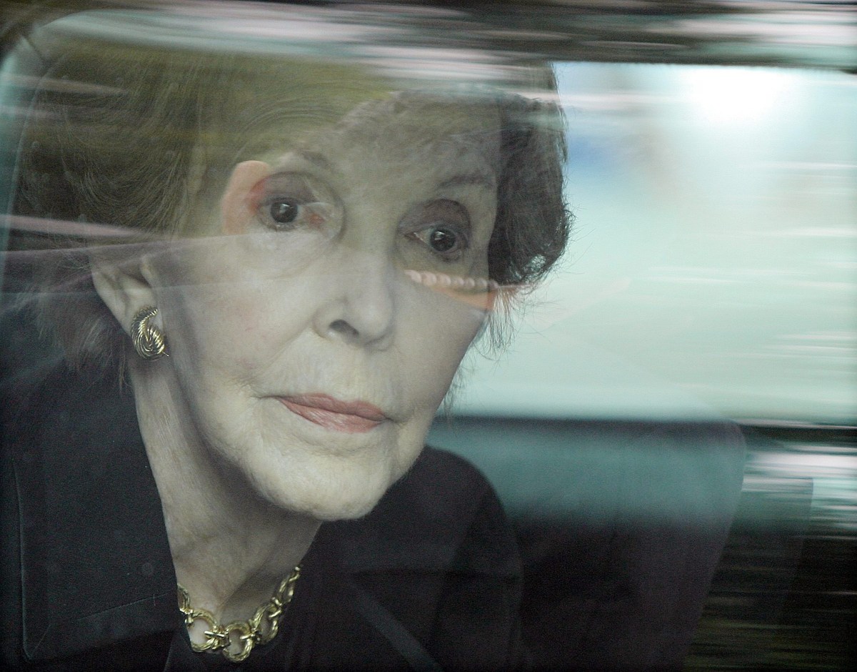 Nancy Reagan looks out of the window of her limousine as she follows the motorcade bearing the coffin of her late husband, former President Ronald Reagan, in 2004. Photo: EPA/Ralph Alswang