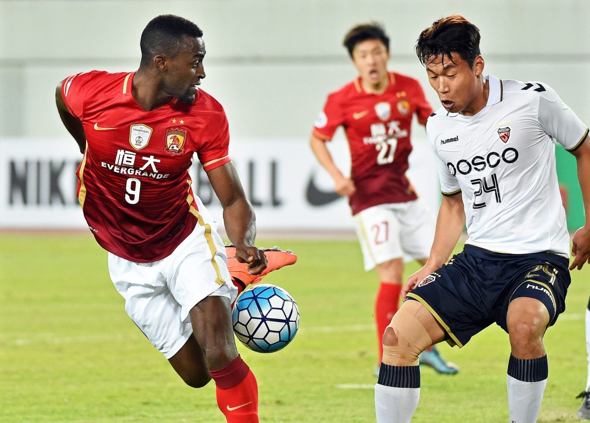 epa05178613 Guangzhou Evergrande's Colombian striker Jackson Martinez (L) in action against against Pohang's Bae Seulgi (R) during the AFC Champions League group H soccer match between Guangzhou Evergrande FC and Pohang Steelers in Guangzhou, southern China, 24 February 2016. The match, in which Jackson Martinez made his debut for Chinese club Guangzhou Evergrande, ended 0-0.  EPA/KALYL SILVA CHINA OUT