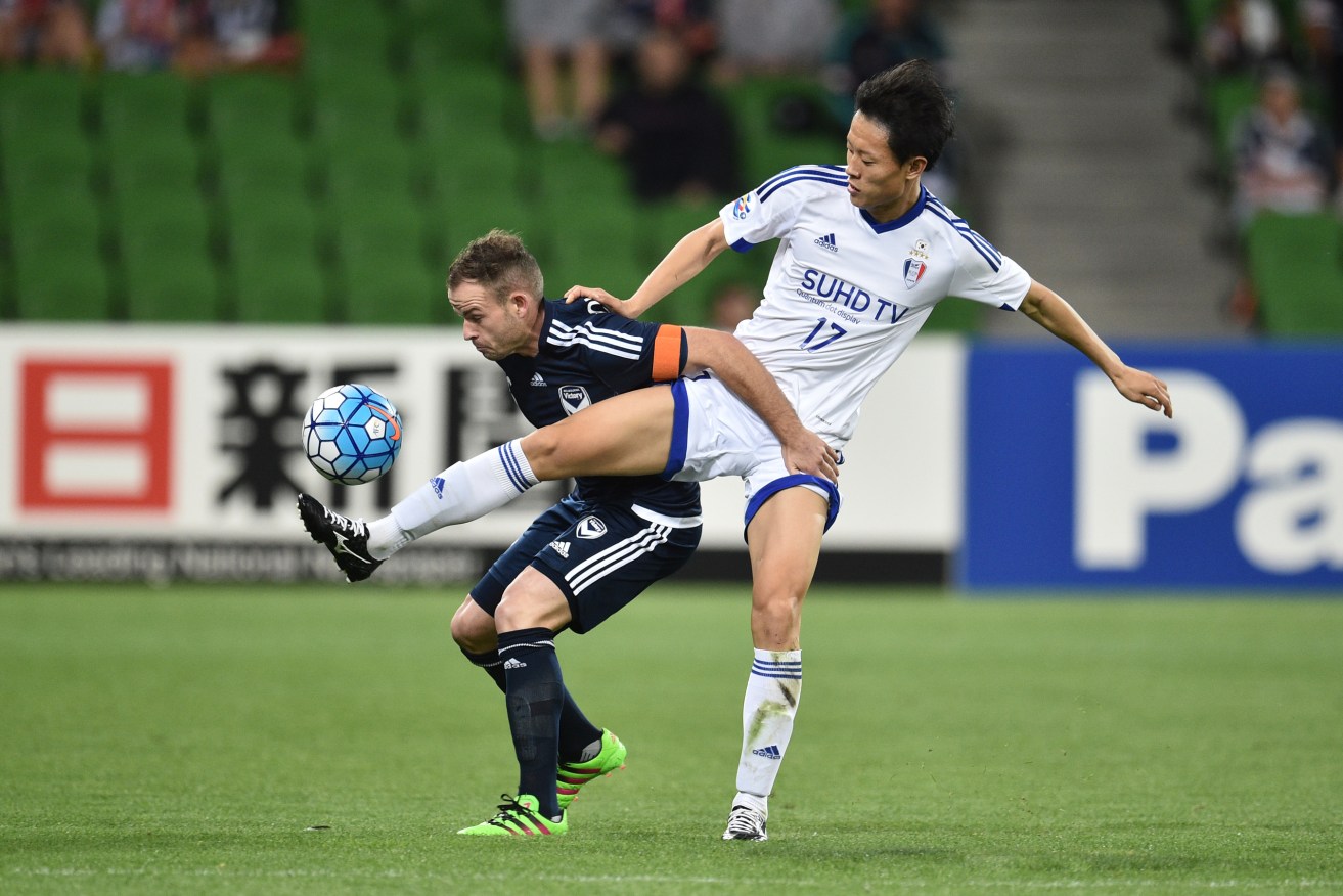 Melbourne Victory's Leigh Broxham takes on Suwon Samsun Bluewings FC's  Kim Jongwoo. Photo: Julian Smith, AAP.