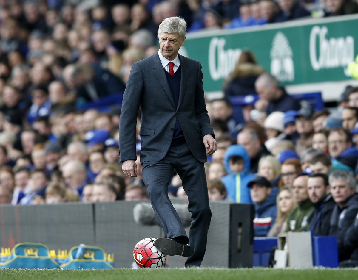 Arsene Wenger manager of Arsenal controls the ball during the Barclays Premier League match at The Goodison Park Stadium. Photo credit should read: Simon Bellis/Sportimage via PA Images.