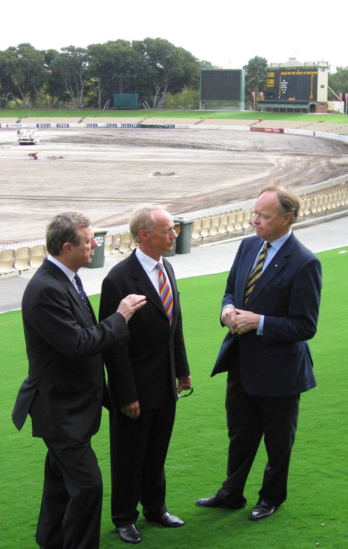 (L to R:) South Australian Premier Mike Rann, John Bradman (son of Sir Donald Bradman) and SA Cricket Association president Ian McLachlan at Adelaide Oval Friday, May 4, 2007. A $70m redevelopment of the oval will proceed after the SA government announced it would match the federal government's $25m contribution. (AAP Image/Steve Larkin) NO ARCHIVING