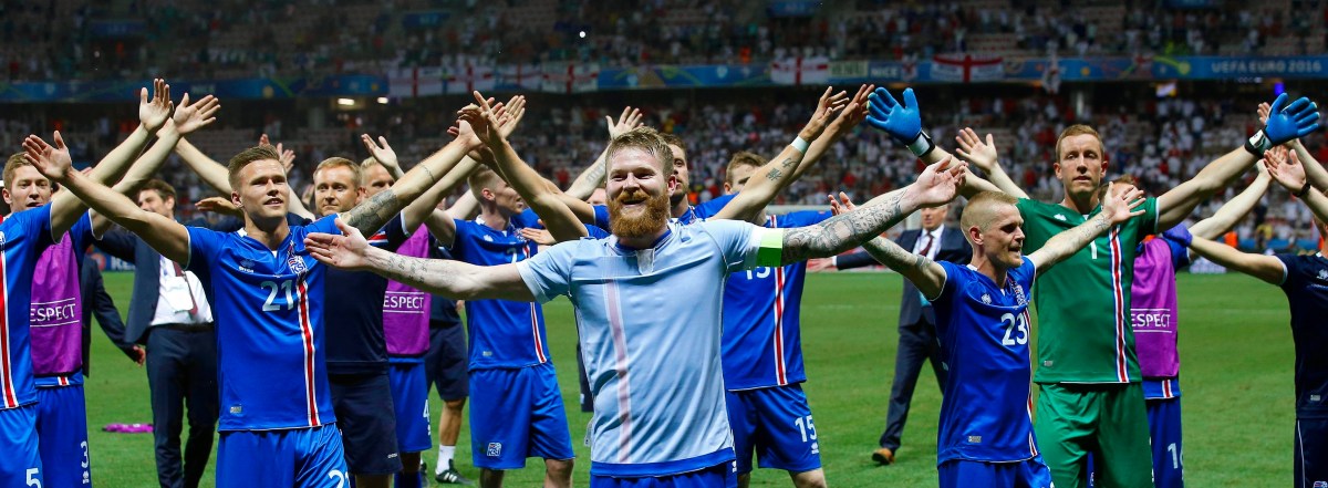 epa05395439 Aron Gunnarsson (C) of Iceland and his teammates celebrate after the UEFA EURO 2016 round of 16 match between England and Iceland at Stade de Nice in Nice, France, 27 June 2016. Iceland won 2-1. (RESTRICTIONS APPLY: For editorial news reporting purposes only. Not used for commercial or marketing purposes without prior written approval of UEFA. Images must appear as still images and must not emulate match action video footage. Photographs published in online publications (whether via the Internet or otherwise) shall have an interval of at least 20 seconds between the posting.) EPA/SEBASTIEN NOGIER EDITORIAL USE ONLY