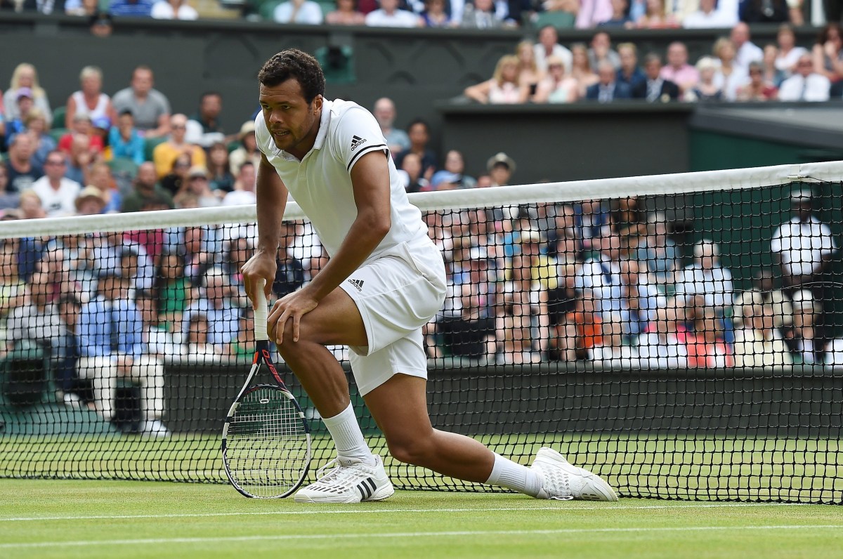 epa05411540 Jo-Wilfried Tsonga of France plays Andy Murray of Britain in their quarter final match during the Wimbledon Championships at the All England Lawn Tennis Club, in London, Britain, 06 July 2016.  EPA/ANDY RAIN EDITORIAL USE ONLY/NO COMMERCIAL SALES