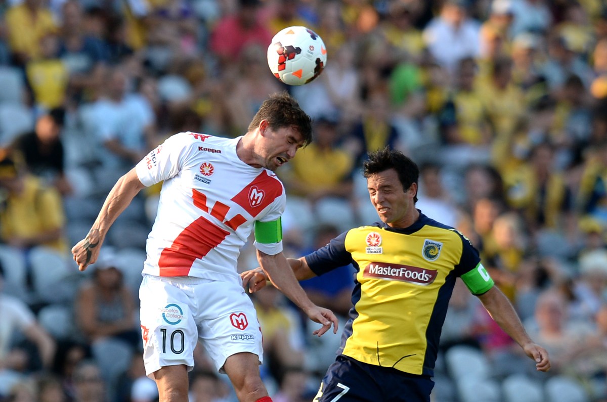 Harry Kewell of the Melbourne Heart challenges for a header against John Hutchinson of the Central Coast Mariners during their round 13 A-League match at Bluetongue Stadium in Gosford, Sunday, Jan. 5, 2014. (AAP Image/Dan Himbrechts) NO ARCHIVING EDITORIAL USE ONLY