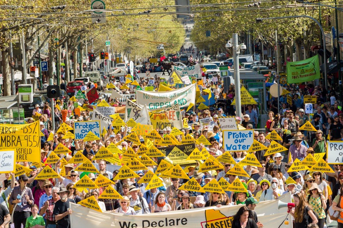 AUSTRALIA, Melbourne: A large crowd hold signs as environmental protesters and farmers march in Melbourne to declare that coal seam gas fracking is not welcome in Victoria on September 20, 2015. The group walked from State Library to Parliament House to deliver their message. (AAP Image/NEWZULU/DAVID HEWISON). NO ARCHIVING, CROWD SOURCED CONTENT, EDITORIAL USE ONLY