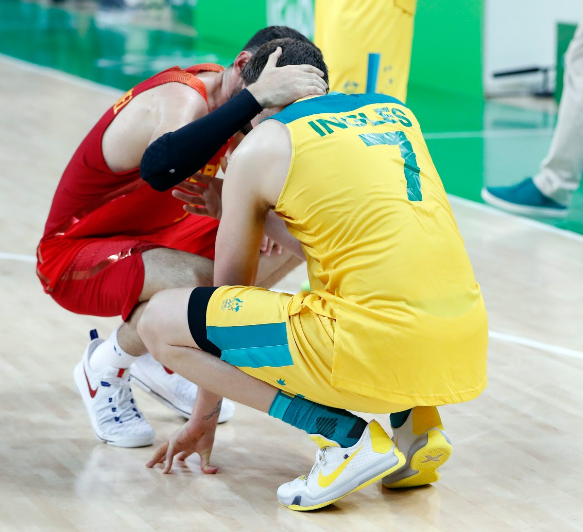 epa05505072 Spain's Rudy Fernandez (L) and Australia's Joe Ingles (R) after Spain defeated Australia during their Rio 2016 Olympic Games Men's Basketball Bronze Medal Match at the Carioca Arena 1 in the Olympic Park in Rio de Janeiro, Brazil, 21 August 2016.  EPA/JORGE ZAPATA