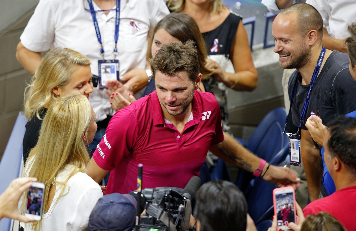 epa05535811 Stan Wawrinka of Switzerland celebrates with family members after defeating Novak Djokovic of Serbia during the men's final on the final day of the US Open Tennis Championships at the USTA National Tennis Center in Flushing Meadows, New York, USA, 11 September 2016. The US Open runs through September 11. EPA/CJ GUNTHER