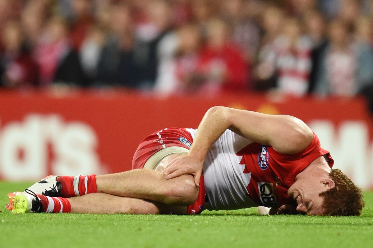 Gary Rohan of the Swans holds he knee before being stretchered off the field during the 1st semi-final AFL match between the Sydney Swans and the Adelaide Crows at  the Sydney Cricket Ground in Sydney, Saturday, Sept. 17, 2016. (AAP Image/Dean Lewins) NO ARCHIVING, EDITORIAL USE ONLY