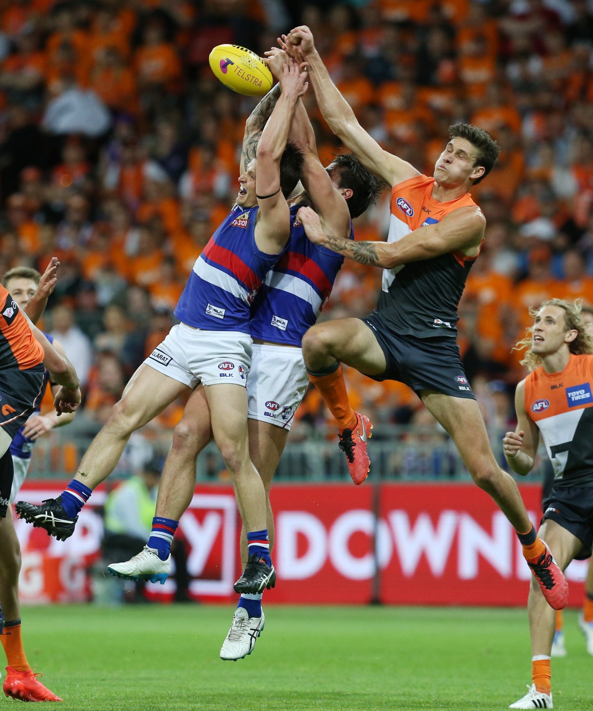 Rory Lobb of GWS goes for the ball during the AFL preliminary final between the Greater Western Sydney Giants and the Western Bulldogs at Spotless Stadium in Sydney, Saturday, Sept. 24, 2016. (AAP Image/Craig Golding) NO ARCHIVING, EDITORIAL USE ONLY