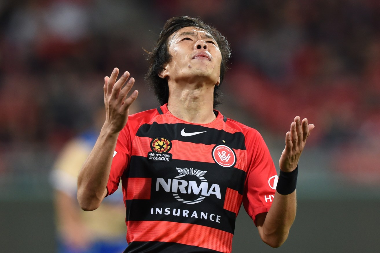 Jumpei Kusukami misses a shot at goal during the Wanderers' draw against Newcastle. Photo: Paul Miller / AAP