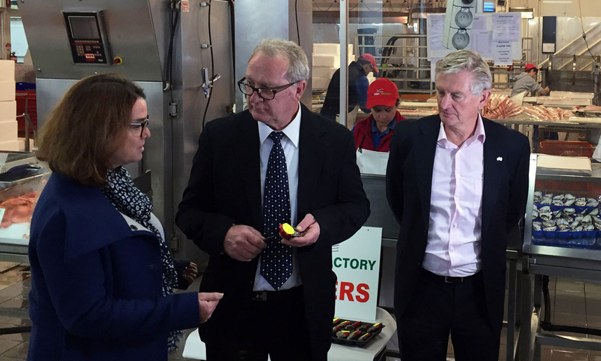 Federal Senator Anne Ruston and Bob Simmonds (centre) discuss the new oyster innovation with Seafood CRC CEO Dr Len Stephens.