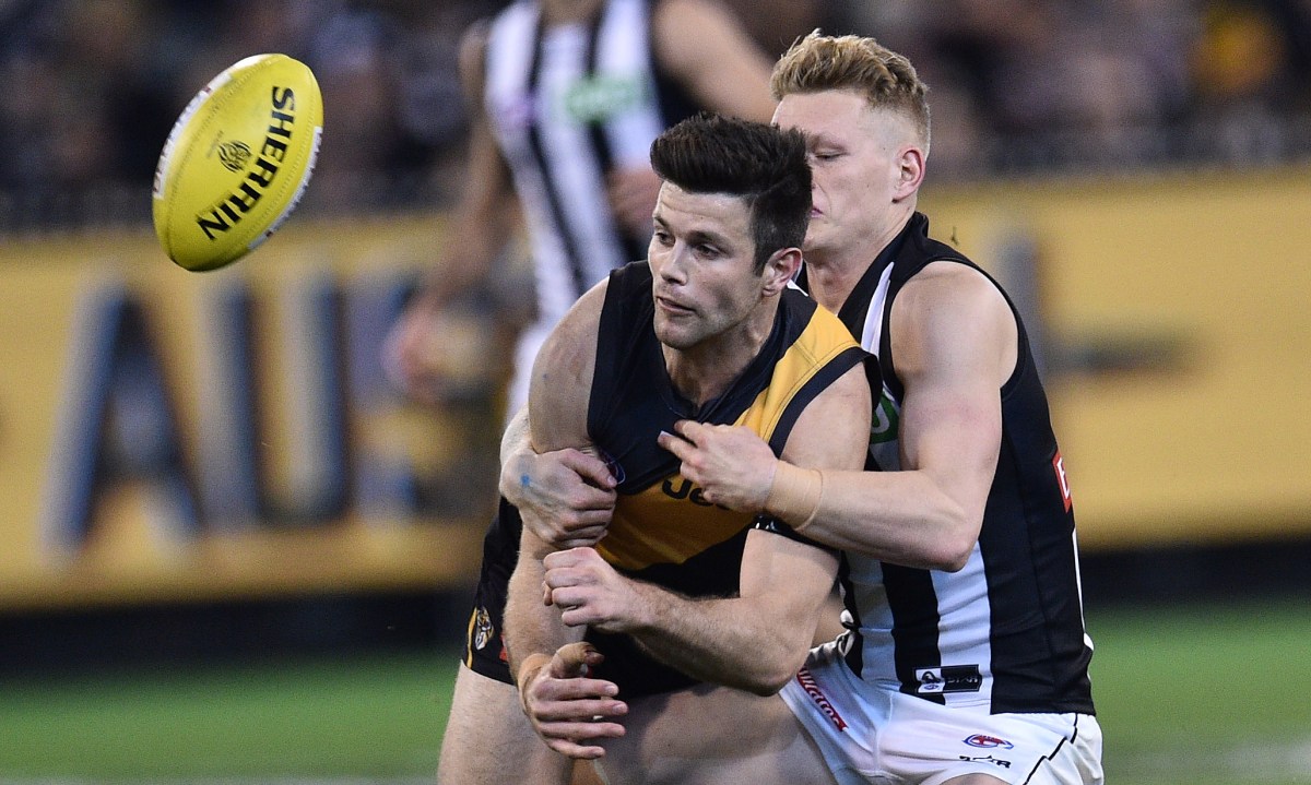 Trent Cotchin of the Tigers (left) and Adam Treloar of the Magpies contest during the round 20 AFL match between the Richmond Tigers and Collingwood Magpies at the MCG in Melbourne, Friday, Aug. 5, 2016. (AAP Image/Julian Smith) NO ARCHIVING, EDITORIAL USE ONLY
