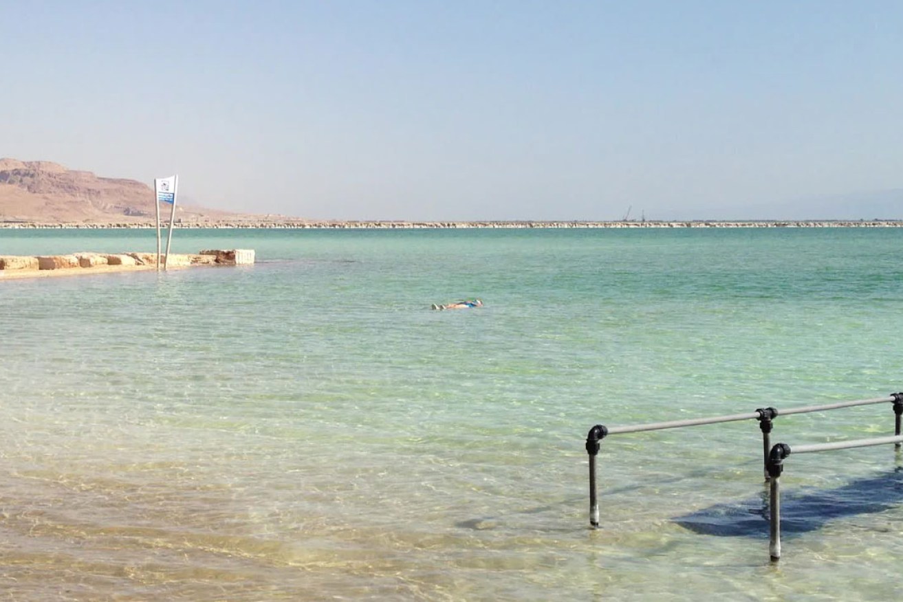 The swimming zone on the Dead Sea shore. Photo: Jorge Láscar / Wikimedia Commons