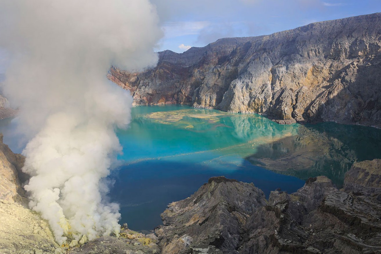 The turquoise lake at the floor of the Ijen Volcano crater. Photo: CEphoto / Uwe Aranas