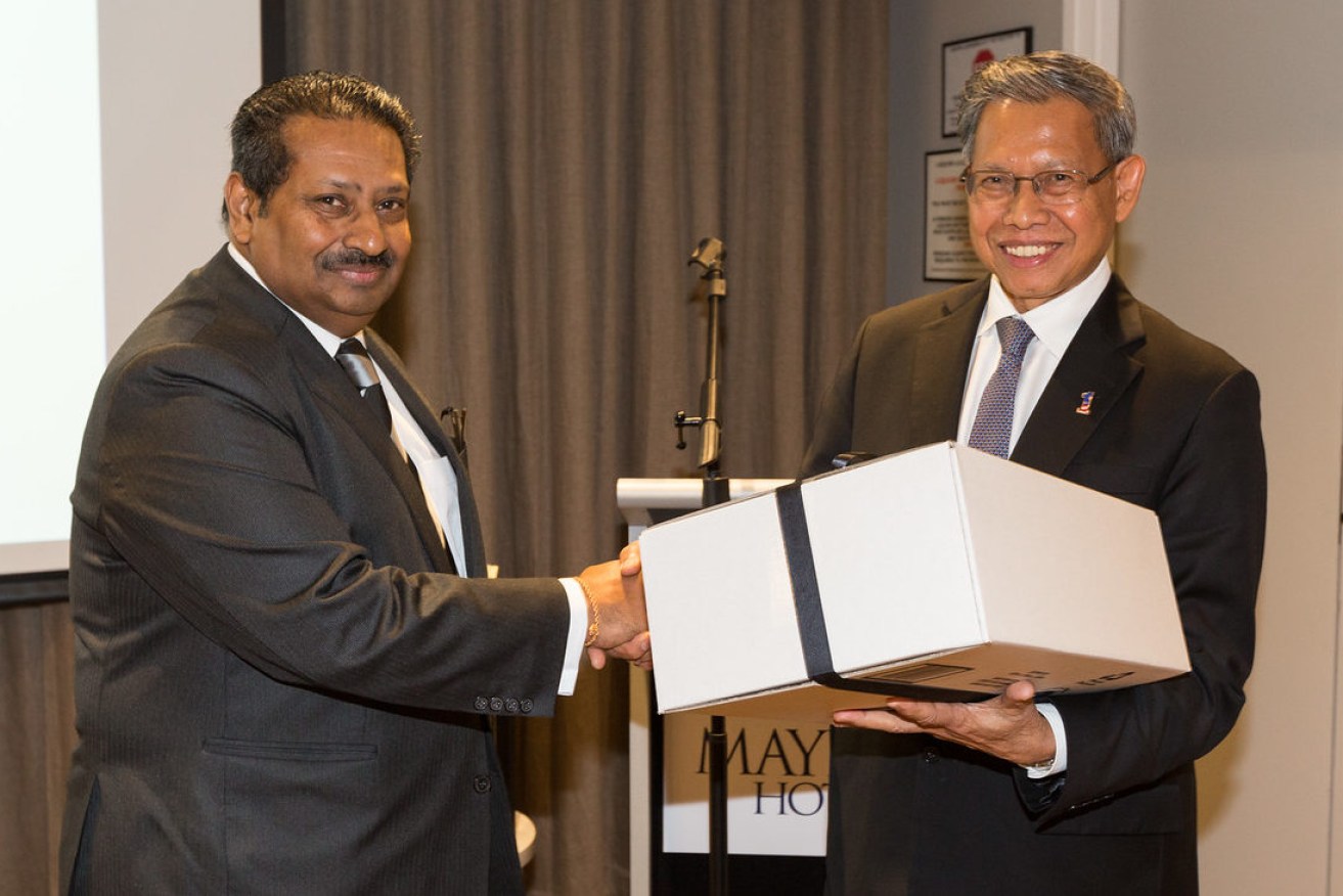 President Australia Malaysia Business Council SA inc Sathish Dasan shaking hands with Malaysian Minister for International Trade and Investment The Honourable Dato Seri Mustapa Mohammed.