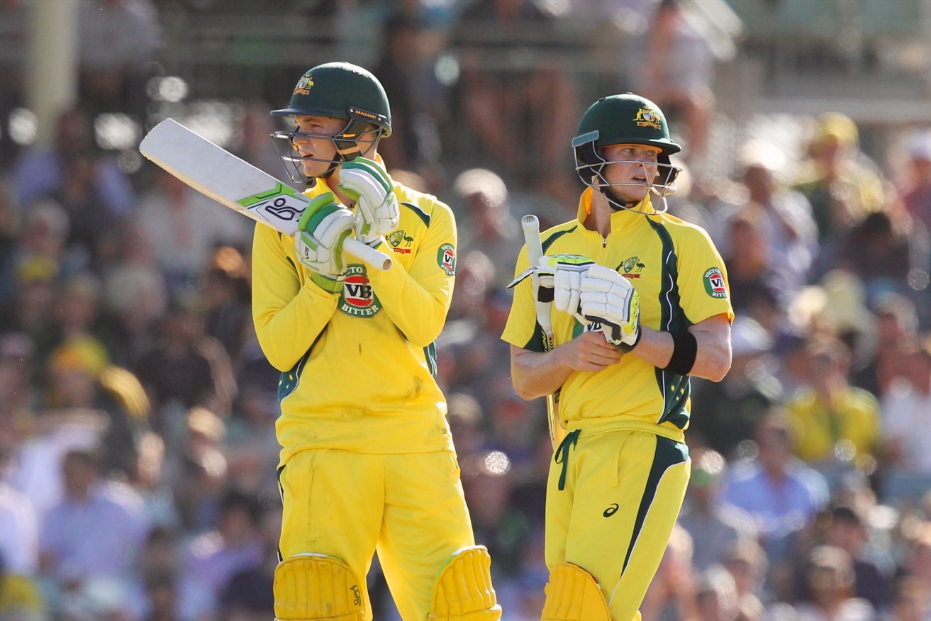 Peter Handscomb and Steve Smith on their way to yesterday's ODI win over Pakistan. Photo: Richard Wainwright / AAP