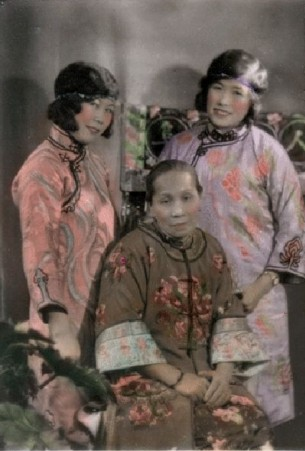 Gladys with her mother So Yung Moon, and her sister Dorothy Sym Choon, c.1920s. History SA. Migration Museum Photographic Collection, PN 05627