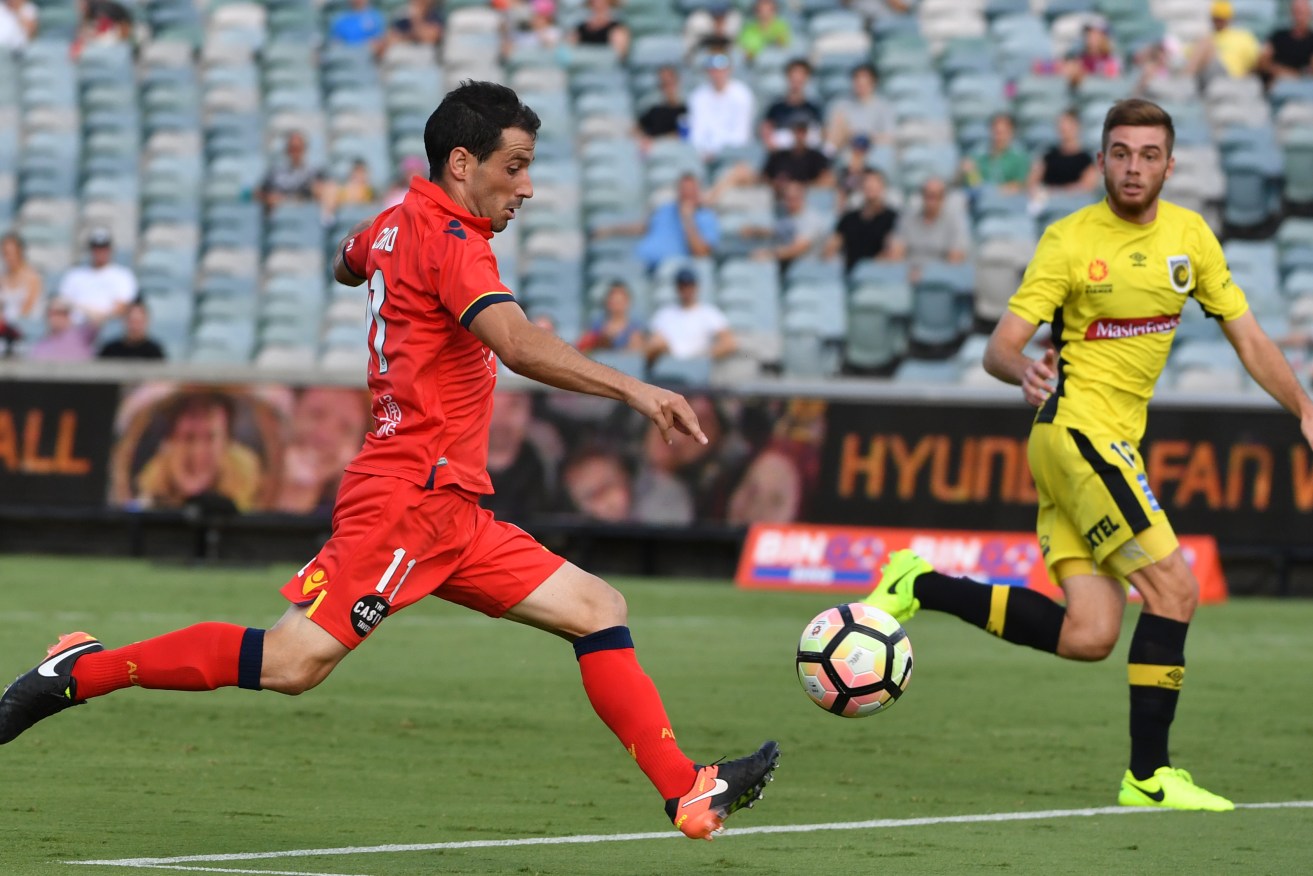 Sergio Cirio takes a shot during United's loss to Central Coast Mariners - a match, like last week's, played in extreme heat. Photo: Mick Tsikas / AAP