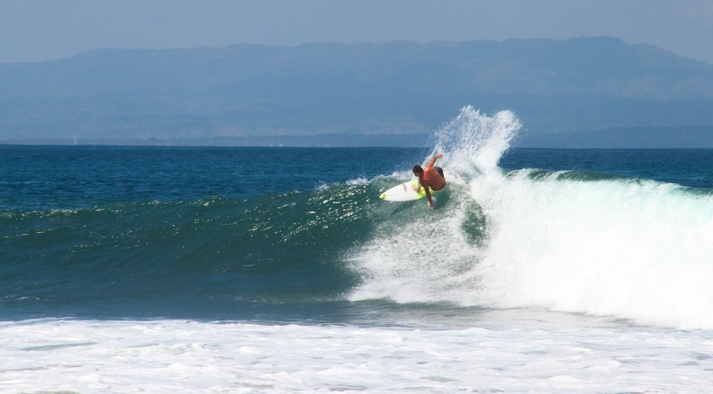 An experiences surfer shows how it's done. Photo: Mikaku / AAP