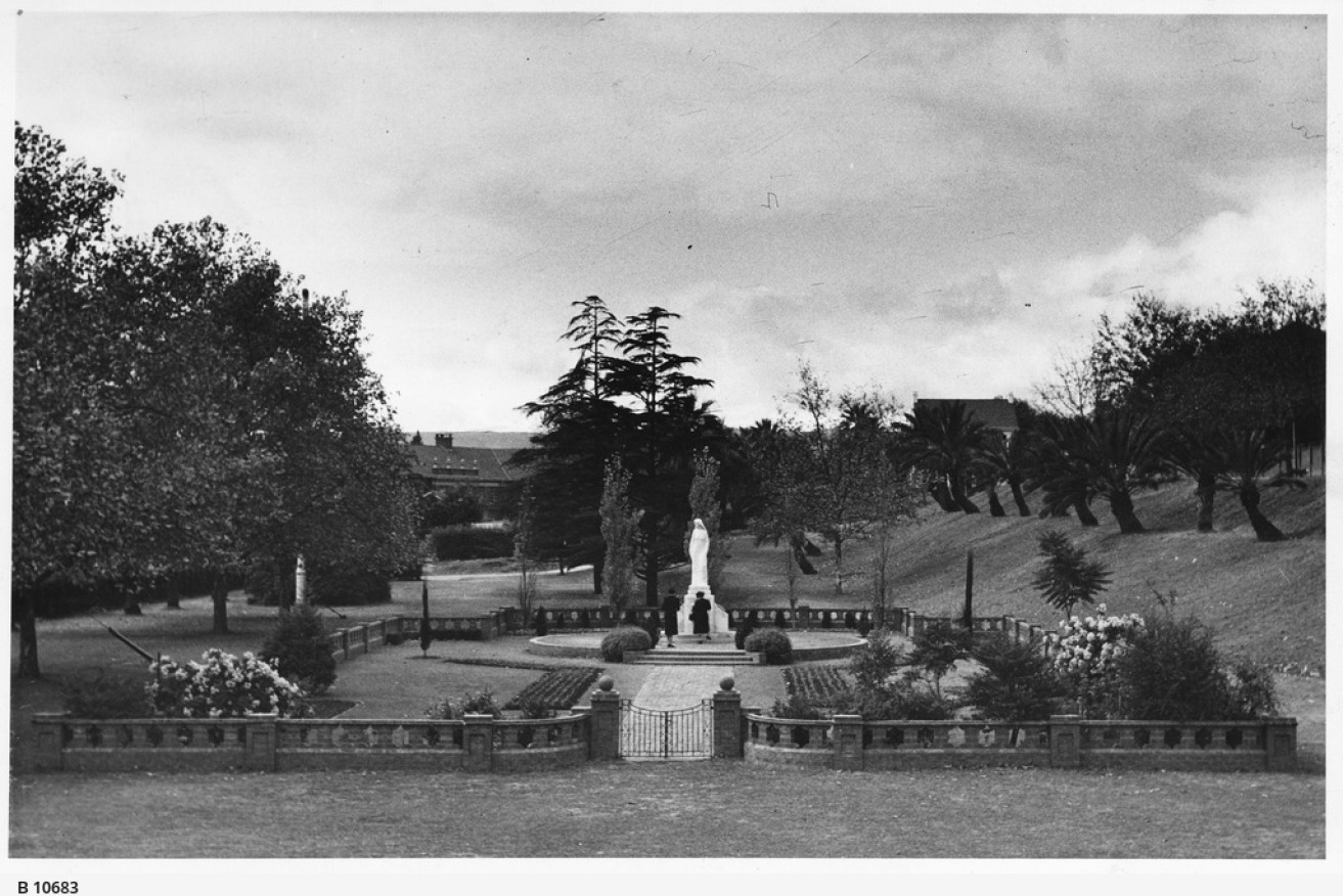 The memorial in 1941. Image: State Library of South Australia B-10683.