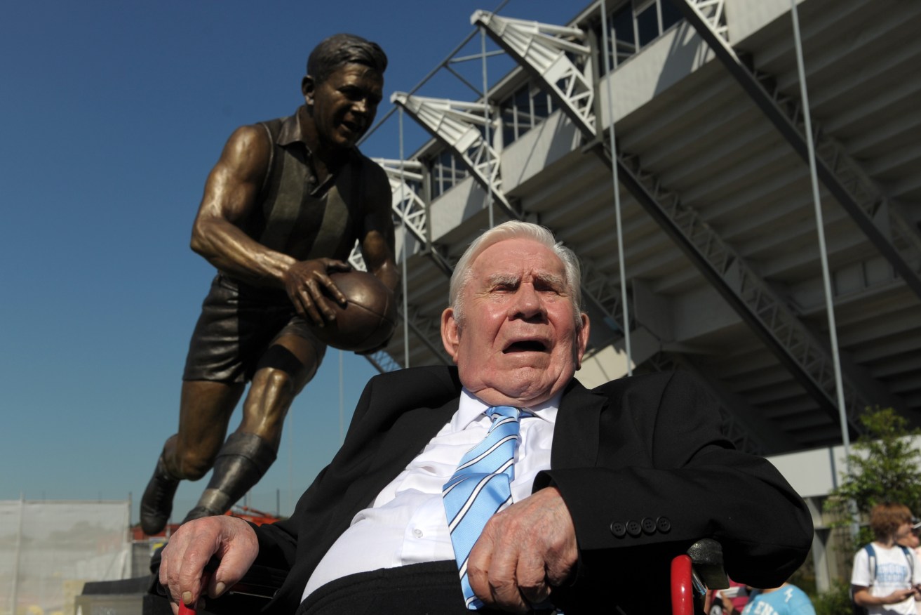 Collingwood great Lou Richards in front of a statue unveiled in 2014 in his honour at the Westpac Centre in Melbourne. Photo: Julian Smith / AAP