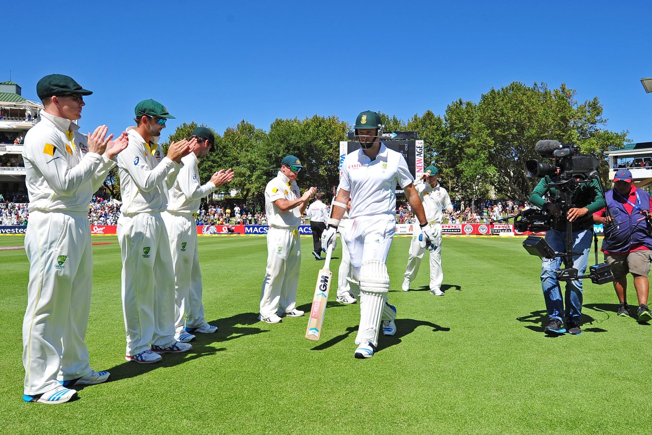 Graeme Smith was given a guard of honour by Australian players in his last test in 2014. Photo via AAP