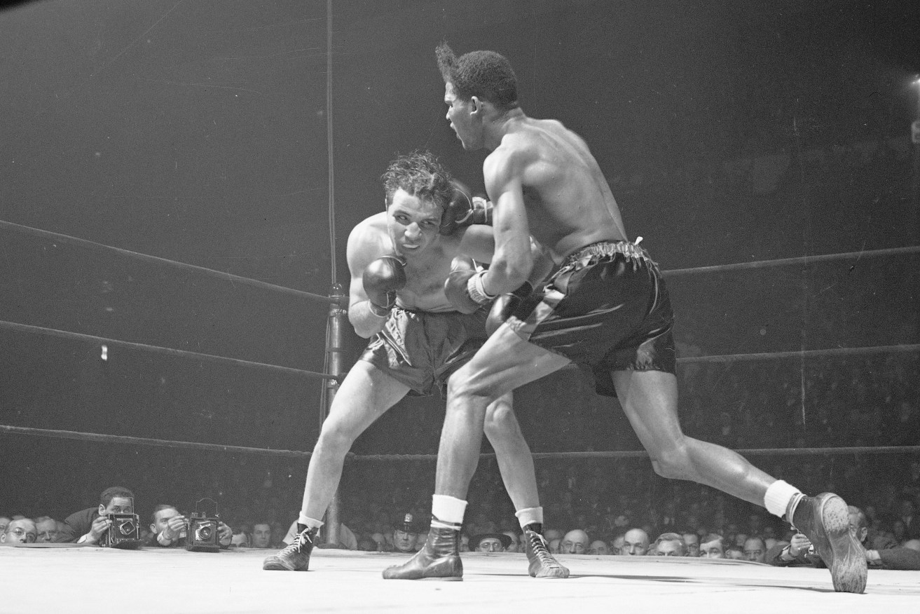 Jake LaMotta, left, fights the legendary 'Sugar' Ray Robinson at Madison Square Garden in New York. Photo: Matty Zimmerman / AP File