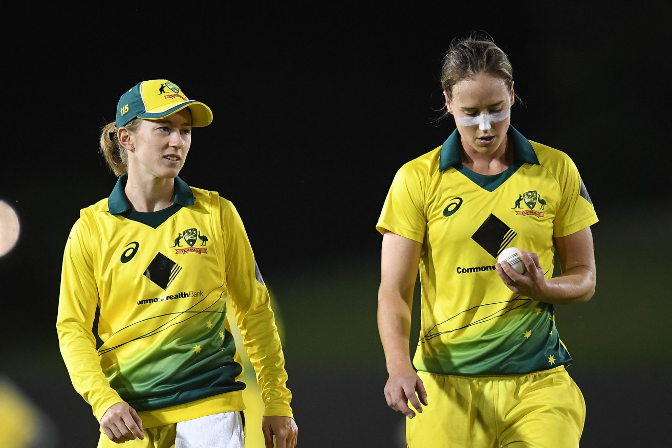 Australian captain Rachael Haynes speaks to Ellyse Perry during a bowling spell in Coffs Harbour yesterday. Photo: Dave Hunt / AAP