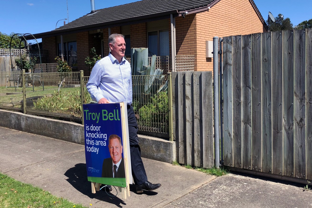 Troy Bell makes his presence known as he doorknocks in Mount Gambier. Photos: Tom Richardson / InDaily