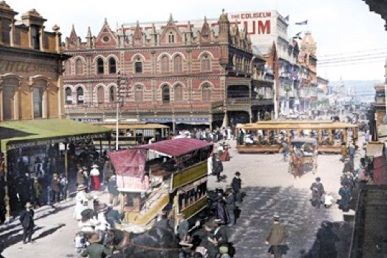 A historical photograph shows the Beehive Building in the year 1901, with it original balcony overlooking what was then Rundle Street. Image: ACC