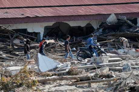 Desperation as aid slow to reach victims of Indonesian tsunami