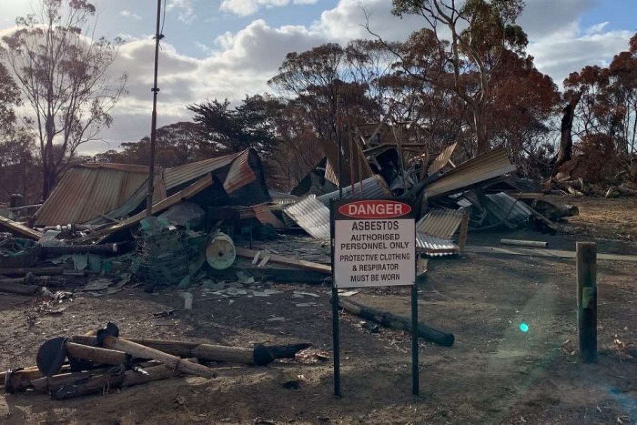 The asbestos-riddled ruin of a house on Yale Norris' property. Photo: Claire Campbell/ABC