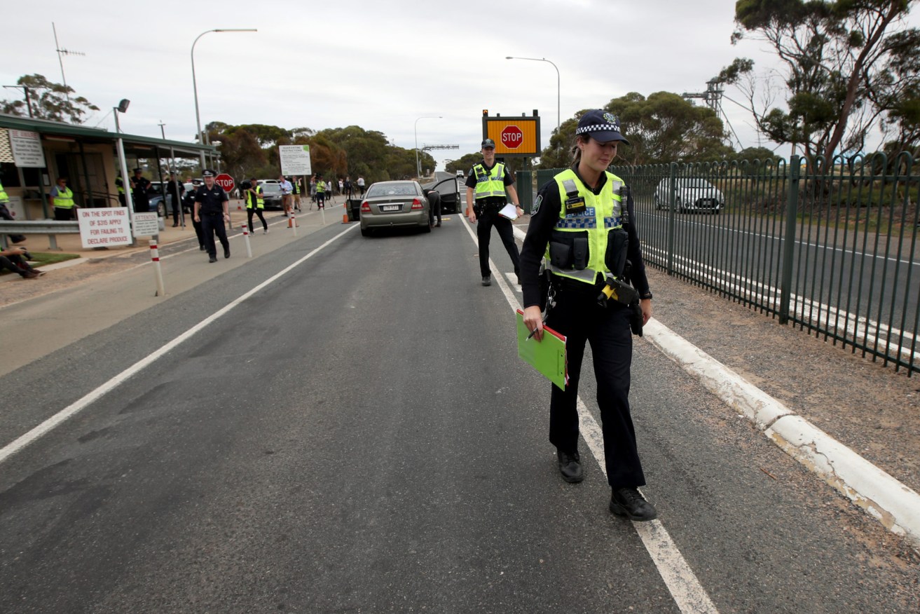 SA Police stopping vehicles near the Victorian border. Photo: Kelly Barnes/AAP 