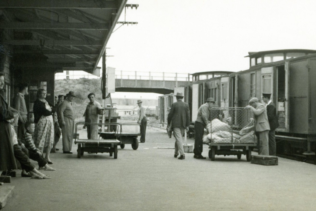 Loading mailbags at Port Lincoln while passengers wait, 1952. Photo: Paul Dauksys, EPRPS Archives.