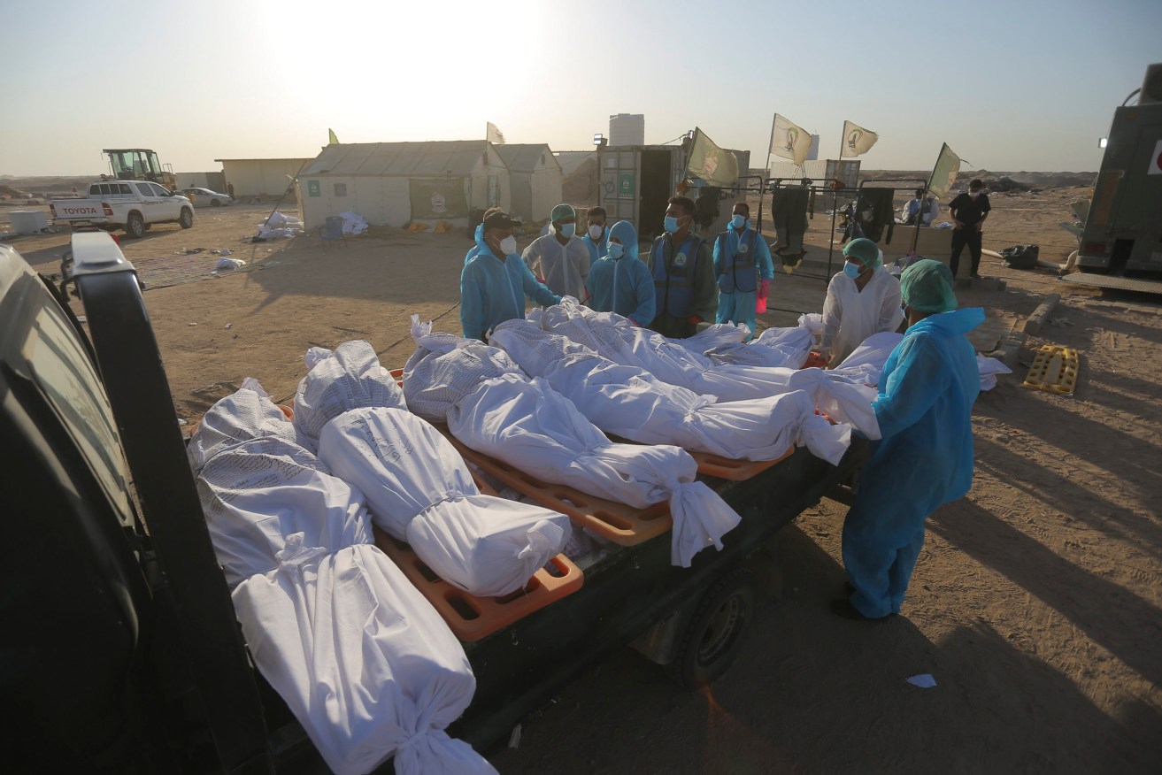 Coronavirus victims are buried in Iraq. Photo: AP/Anmar Khalil