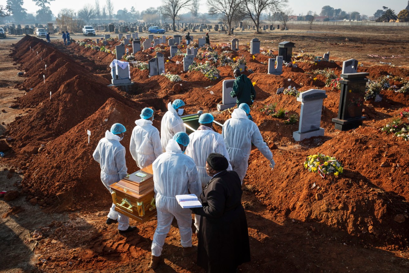 Burial of a Covid-19 victim in South Africa.  Photo: EPA/Kim Ludbrook