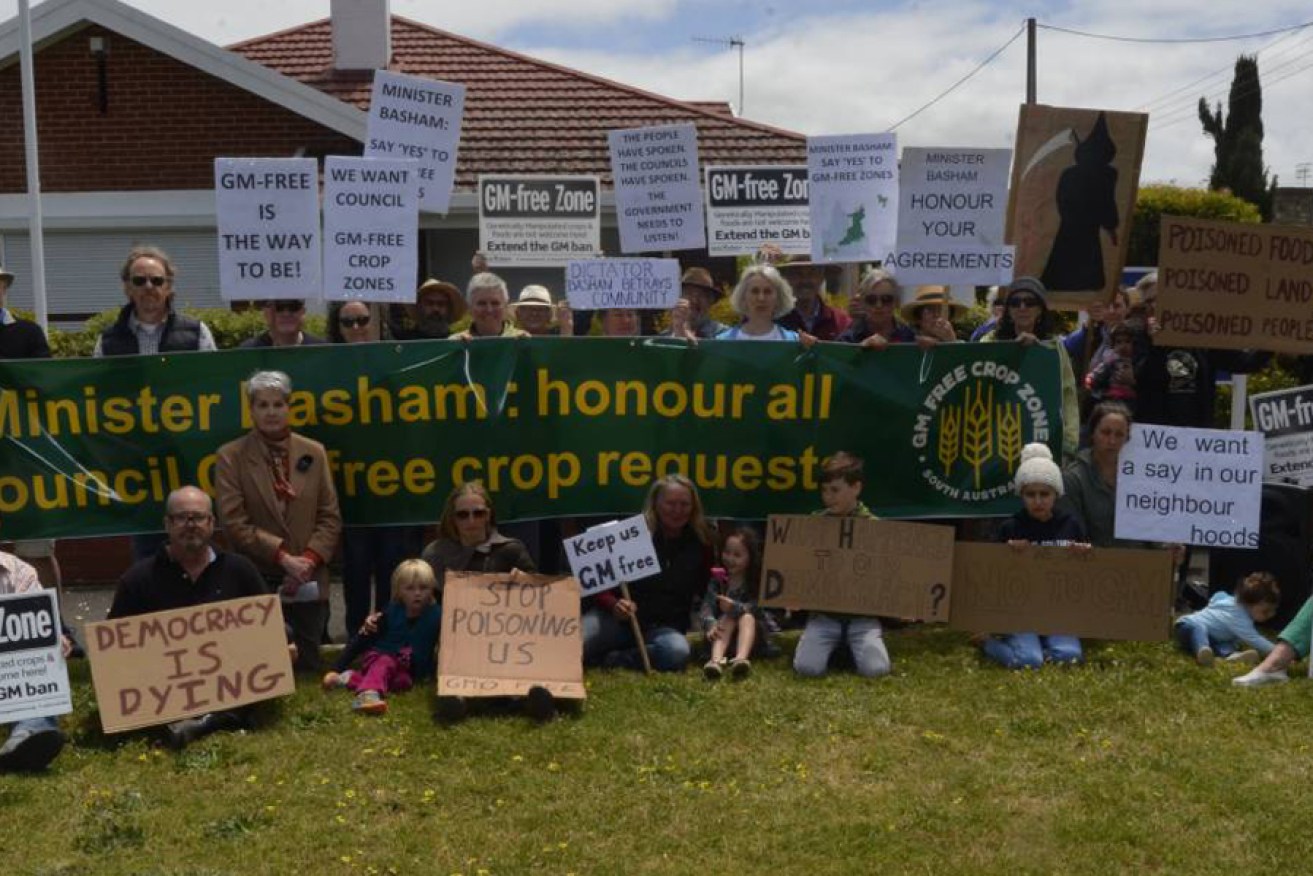 Protestors held a vigil outside Primary Industries Minister David Basham's Victor Harbor office on Saturday.