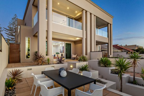 Feature property: Sand, sun and sea breeze at Grange